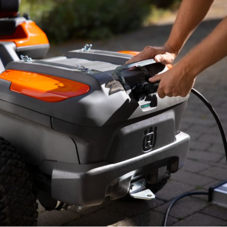 Tondeuse autoportée coupe frontale à batterie Husqvarna R200iX AWD Tondeuse autoportée coupe frontale à batterie Husqvarna R200iX AWD