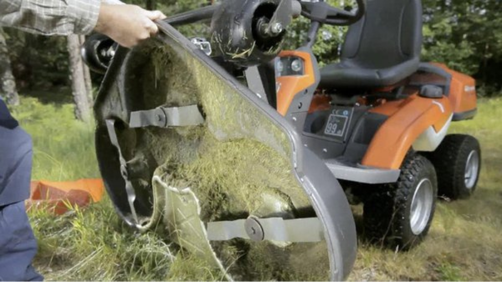 D&eacute;broussailleuse en fonctionnement