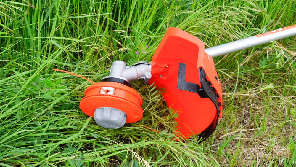 D&eacute;broussailleuse en fonctionnement