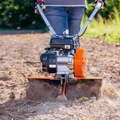 motobineuse pour travailler le sol du jardin