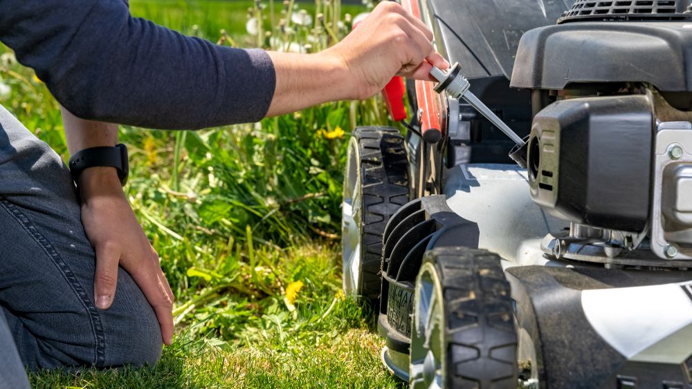 Pourquoi ma tondeuse démarre et s’arrête aussitôt