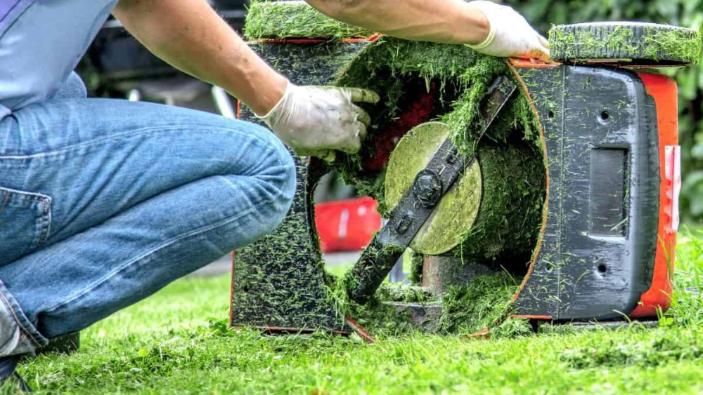 D&eacute;broussailleuse en fonctionnement