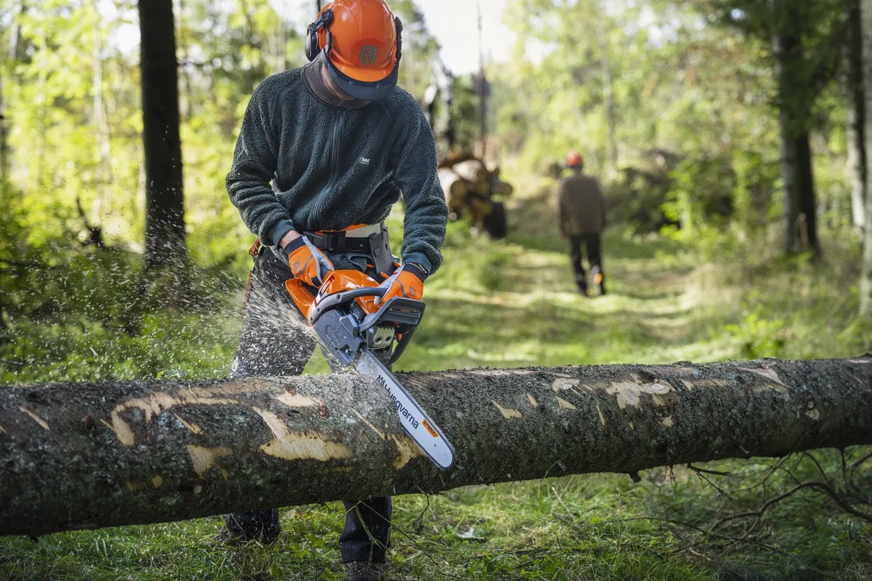 Débroussailleuse en fonctionnement