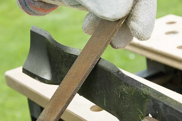 affûtage lame tondeuse avec lime