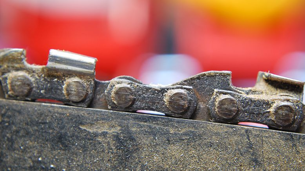 Comment nettoyer la résine de ma chaîne de tronçonneuse ?