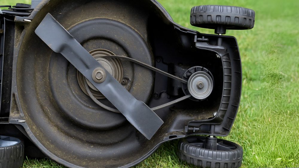 Pourquoi la courroie de ma tondeuse saute ? Causes, solutions et prévention
